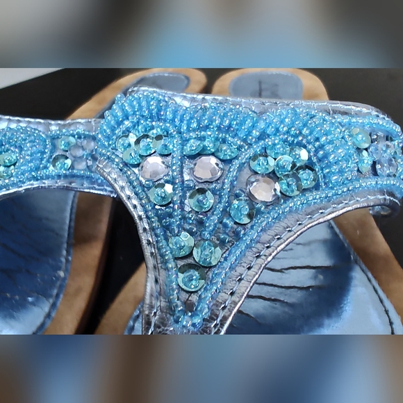 Amrita Singh bejeweled beaded thong sandals - Picture 2 of 7